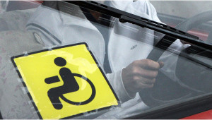 Инвалиды-водители будут иметь привилегии только при наличии спецзнака!